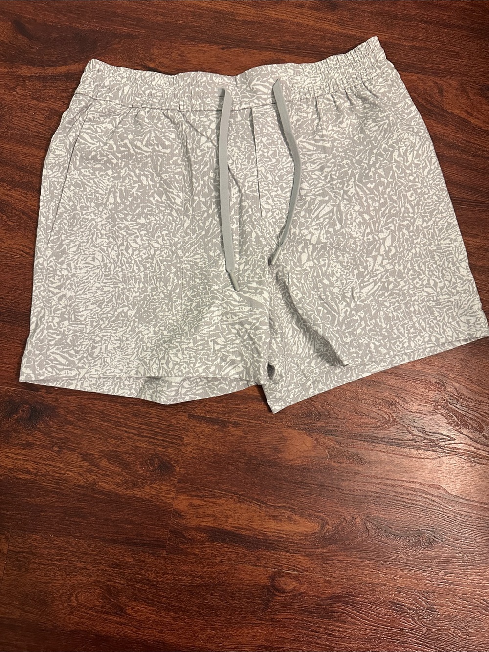 lululemon bowline shorts 5” men’s size Medium